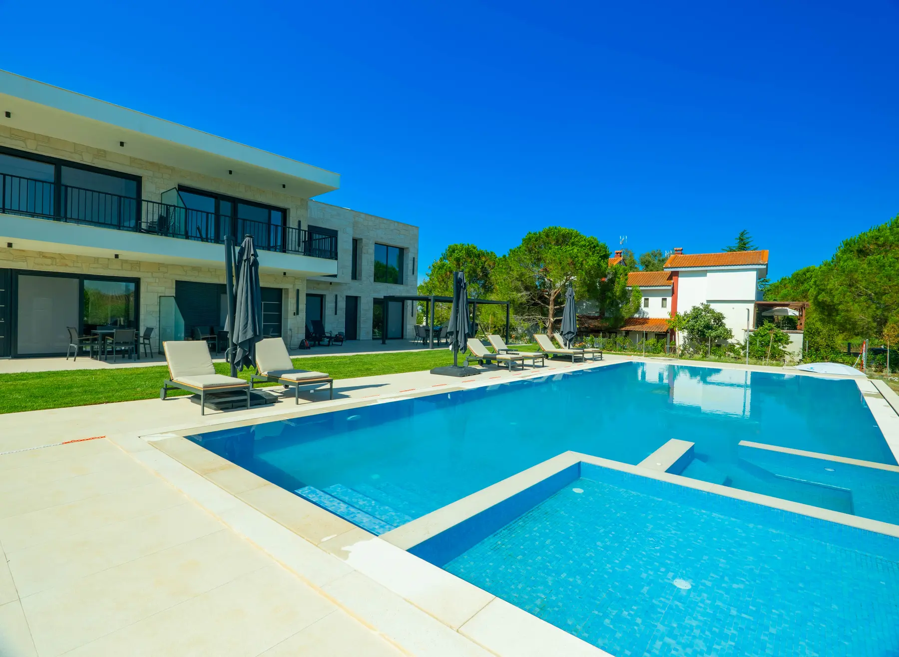 Ersis exterior and shared pool — photo 1