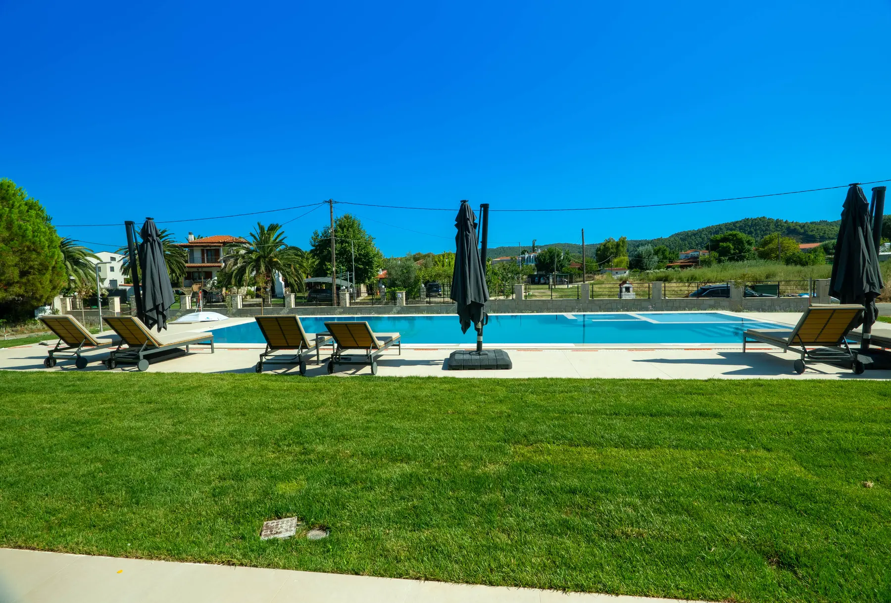 Ersis exterior and shared pool — photo 3