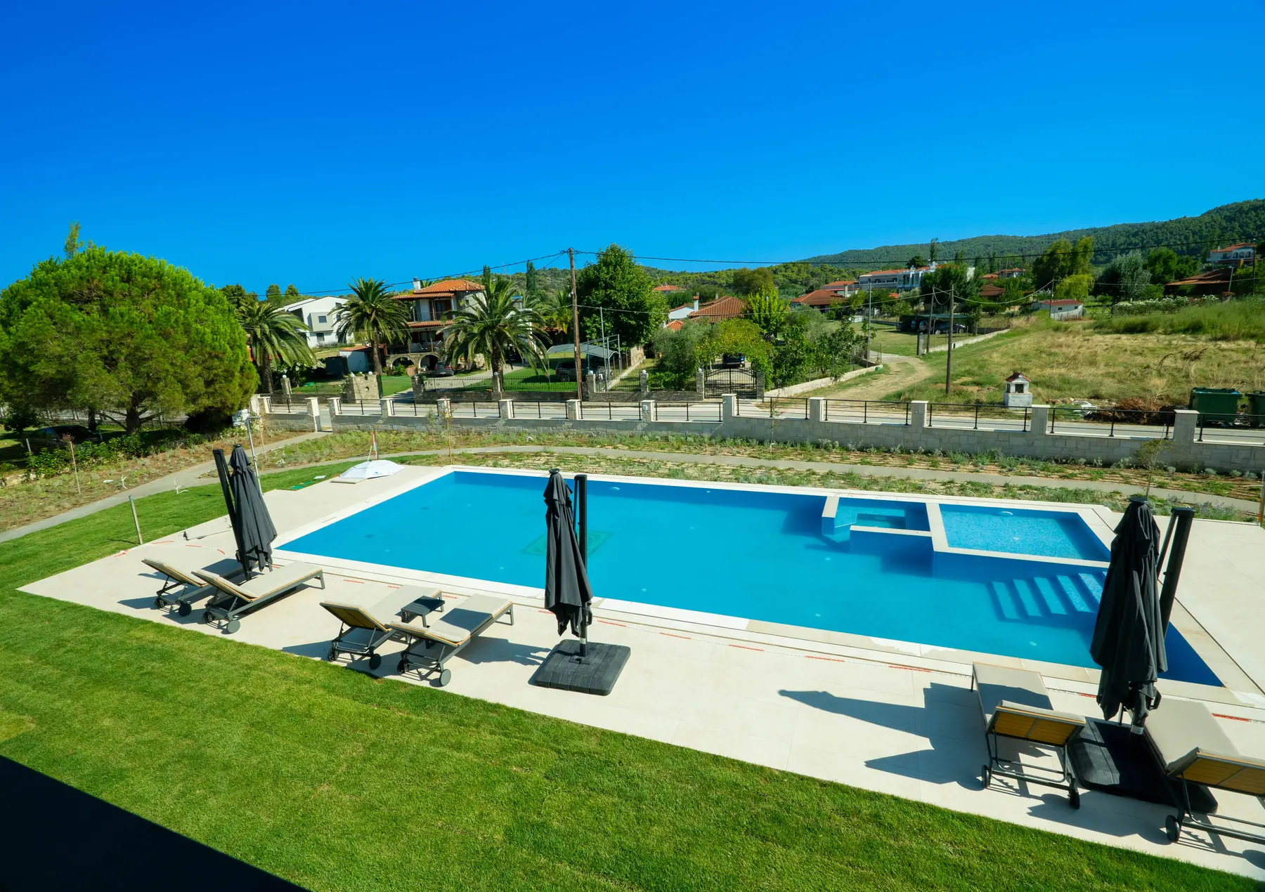 Ersis exterior and shared pool — photo 5